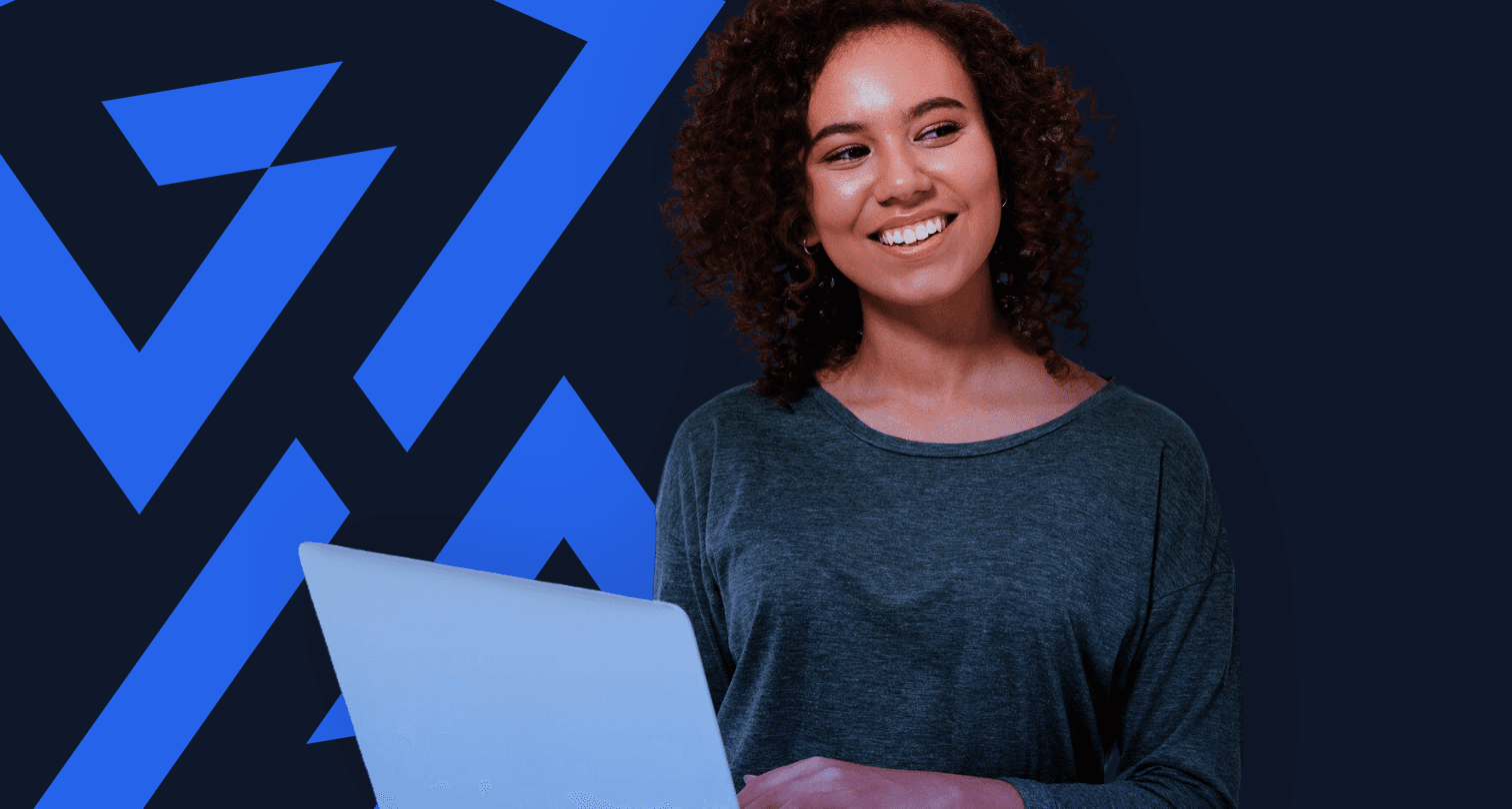 Gestora de loja de moda sorrindo com o notebook aberto no painel da Vestra